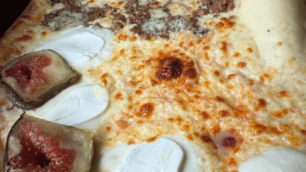 Saiba o que fazer em Curitiba em 2025: descubra as melhores pizzas tradicionais, com massa artesanal, forno de pedra e ingredientes clássicos.
